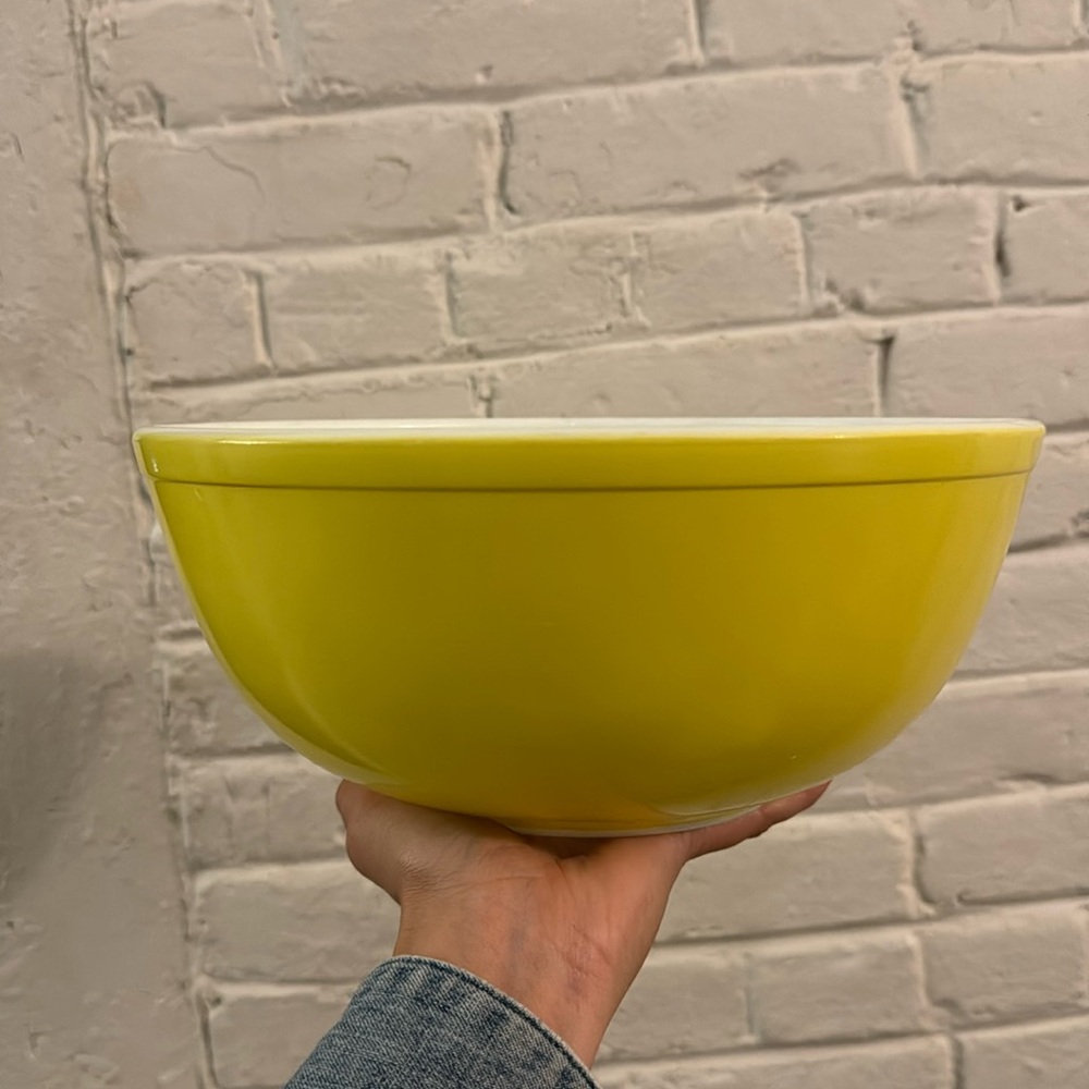 Vintage Pyrex 404 Primary bowl